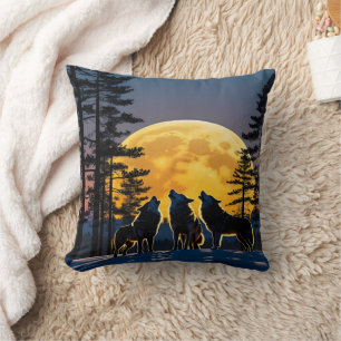 Wölfe, die in der Winternacht unter Vollmond herum Kissen
