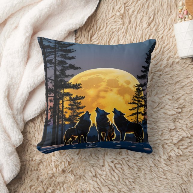 Wölfe, die in der Winternacht unter Vollmond herum Kissen (Decke)