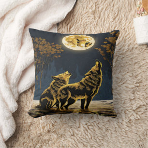 Wölfe, die unter einem Golden Moonlit Himmel heule Kissen