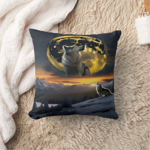 Wölfe, die unter einem Goldenen Mond herumhacken Kissen