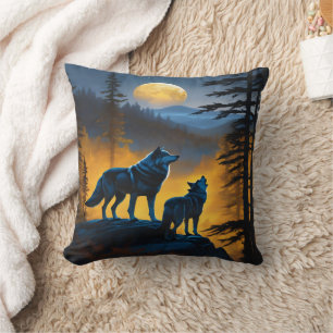 Wölfe Howl bei Vollmond im Wald Kissen