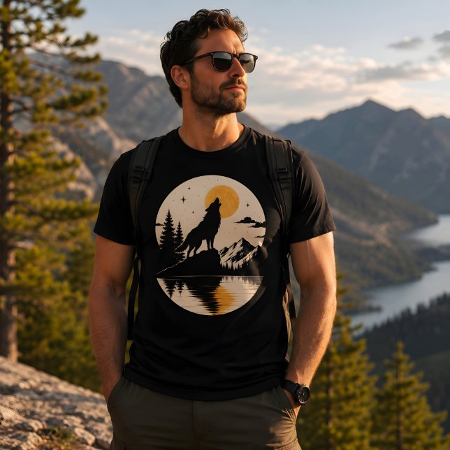 Wolfgeist unter dem Mond T-Shirt (Von Creator hochgeladen)