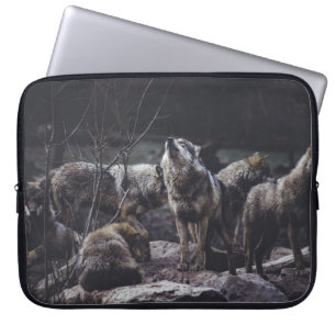 WOLFSRUDEL AUF FELSFORMATION LAPTOPSCHUTZHÜLLE
