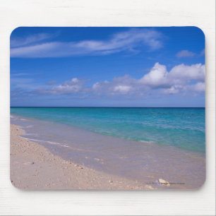 Wolke im blauen Himmel über sandigem Strand Mousepad