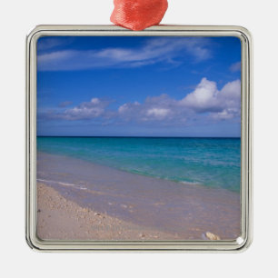 Wolke im blauen Himmel über sandigem Strand Silbernes Ornament