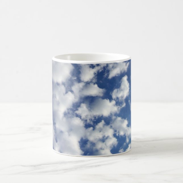 Wolken auf blauem Himmel Kaffeetasse (Mittel)