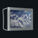Wolken auf blauem Himmel Rechteckige Gürtelschnalle<br><div class="desc">Eine Bank von puffigen weißen Wolken bricht in kleine, kluge Stücke über den Rahmen des vertikalen Fotos. Die Wolkendecke ist dichter auf der links und sparsamer auf der rechten Seite, was einen tiefblauen Himmel aufzeigt, der in der Nähe des oberen Teils des Fotos dunkel und in der Nähe des unteren...</div>