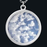 Wolken auf blauem Himmel Versilberte Kette<br><div class="desc">Eine Bank von puffigen weißen Wolken bricht in kleine, kluge Stücke über den Rahmen des vertikalen Fotos. Die Wolkendecke ist dichter auf der links und sparsamer auf der rechten Seite, was einen tiefblauen Himmel aufzeigt, der in der Nähe des oberen Teils des Fotos dunkel und in der Nähe des unteren...</div>