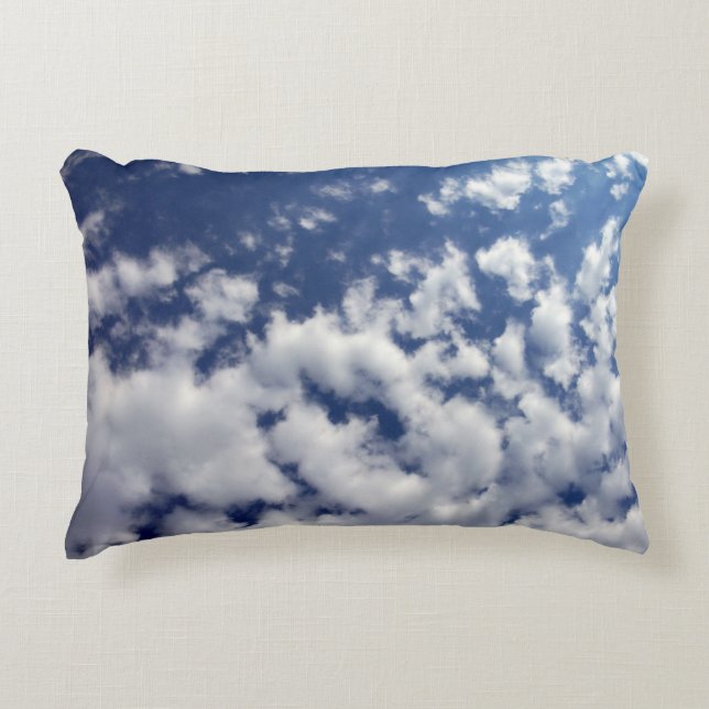 Wolken auf blauem Himmel Zierkissen (Vorderseite)
