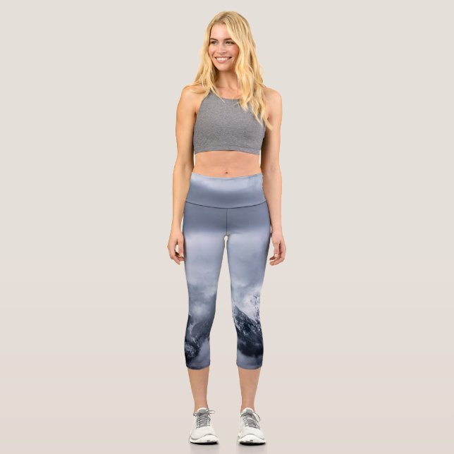 Wolken auf dem Berg Storžič, Slowenien Capri Leggings (Vorderseite)