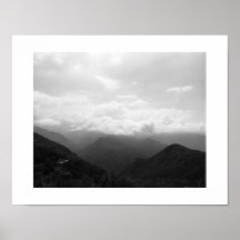 Wolken auf den Hügeln Schwarz-Weiß-Fotografie