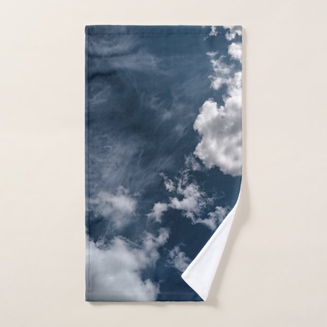Wolken auf dunkelblauem Hintergrund Handtuch (Handtuch)