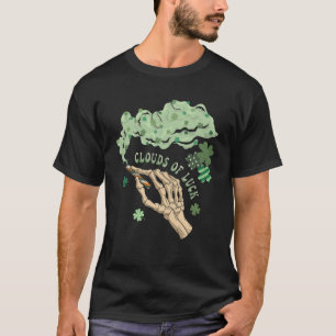 Wolken aus Luck-Kleeblatt Skelett Hand Leprechaun T-Shirt