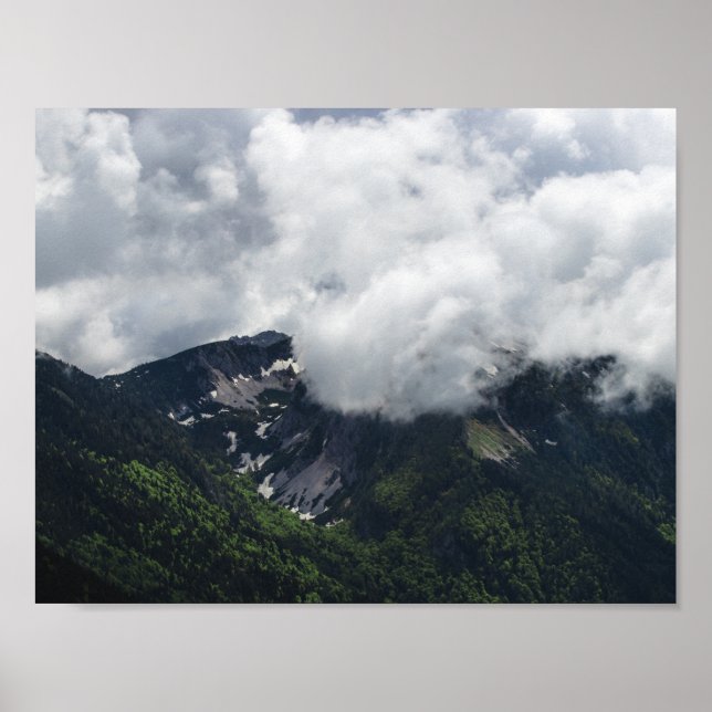 Wolken bedecken Berge Poster (Vorne)
