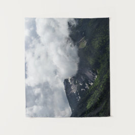 Wolken bedecken Berge Wandteppich