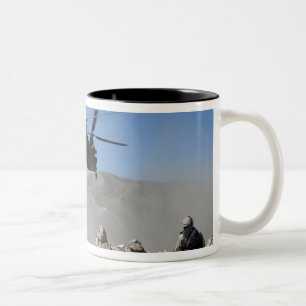 Wolken des Staubes oben getreten durch die Zweifarbige Tasse