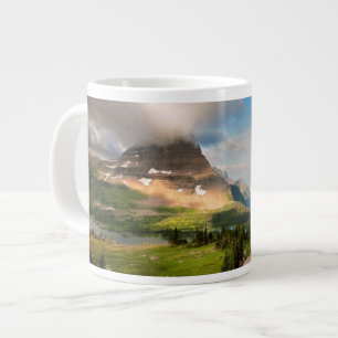 Wolken, die durch Berge fegen Jumbo-Tasse