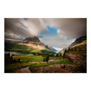 Wolken, die durch Berge fegen Poster