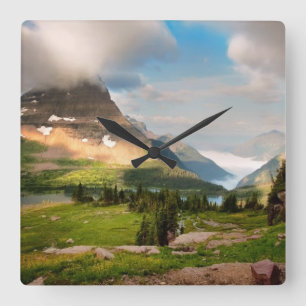Wolken, die durch Berge fegen Quadratische Wanduhr