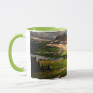 Wolken, die durch Berge fegen Tasse