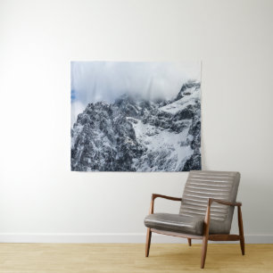 Wolken, die majestätische Berge bedecken Wandteppich