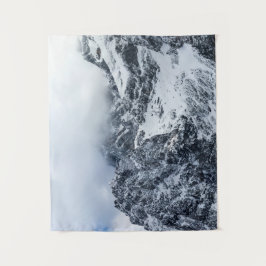 Wolken, die majestätische Berge bedecken Wandteppich