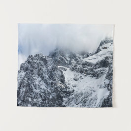Wolken, die majestätische Berge bedecken Wandteppich