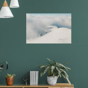 Wolken, die sich über den Fichtenwaldgebirgen abwä Poster