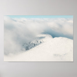 Wolken, die sich über den Fichtenwaldgebirgen abwä Poster