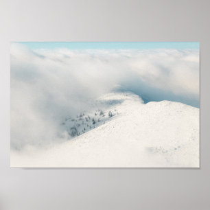 Wolken, die sich über den Fichtenwaldgebirgen abwä Poster