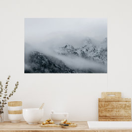 Wolken, die über Berge fließen Poster