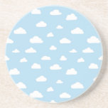 Wolken im weißen Cartoon auf blauem Hintergrund Getränkeuntersetzer<br><div class="desc">Weißer Cartoon Wolken auf hellblauem Hintergrund</div>
