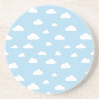 Wolken im weißen Cartoon auf blauem Hintergrund