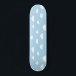 Wolken im weißen Cartoon auf blauem Hintergrund Skateboard<br><div class="desc">Weißer Cartoon Wolken auf hellblauem Hintergrund</div>