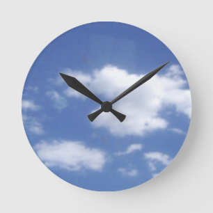 Wolken in blauem Himmel Runde Wanduhr