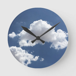 Wolken in einem blauen Himmel Runde Wanduhr