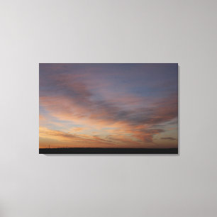 Wolken in einem orange Himmel am Sonnenaufgang Leinwanddruck