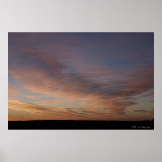Wolken in einem orangen Himmel bei Sonnenaufgang Poster (Vorne)