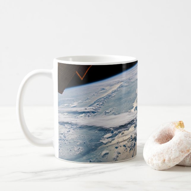 Wolken in Sumatra, Indonesien. Kaffeetasse (Mit Donut)