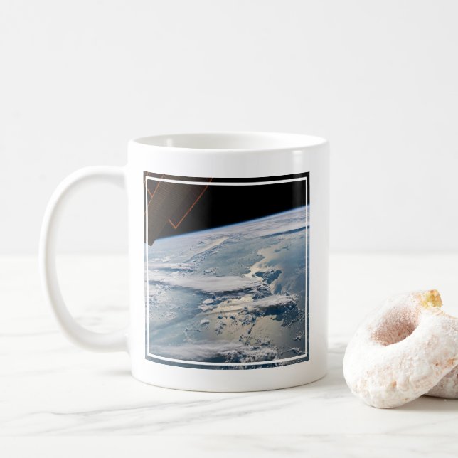 Wolken in Sumatra, Indonesien. Kaffeetasse (Mit Donut)