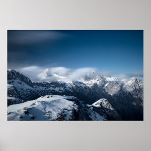 Wolken jagen über schneebedeckten Bergen Poster