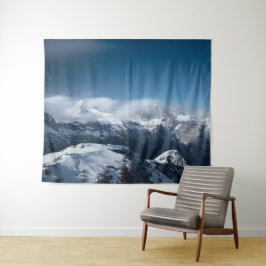 Wolken jagen über schneebedeckten Bergen Wandteppich