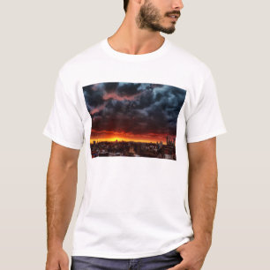 Wolken, Sonnenuntergang und Rot T-Shirt