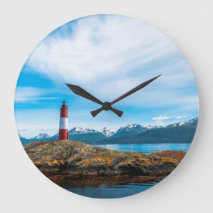 Wolken über dem Leuchtturm in der Nähe von Ushua Große Wanduhr