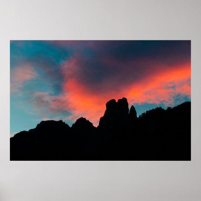 Wolken über den Bergen brennen Poster (Vorne)