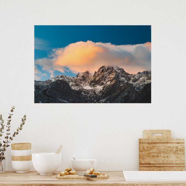 Wolken über den Bergen brennen Poster (Küche)