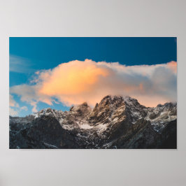 Wolken über den Bergen brennen Poster