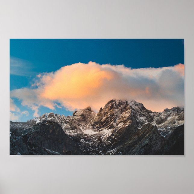 Wolken über den Bergen brennen Poster (Vorne)