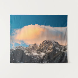 Wolken über den Bergen brennen Wandteppich