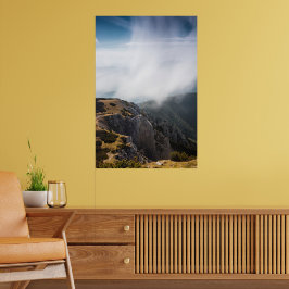 Wolken überrollen Berge Poster